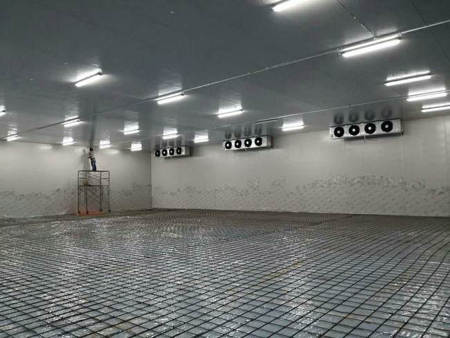 北京冷庫安裝制冷設(shè)備的要求 北京冷庫主要用于冷凍食品和冷藏。房間內(nèi)靠人工冷卻來保持低溫。在冰箱里，地板和屋頂都用厚絕緣材料覆蓋，以減少外部熱量傳遞。冷庫外壁一般為白